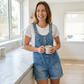 👖 Jardineira Curta Feminina Jeans – Conforto, Estilo Casual e Caimento Perfeito para o Verão