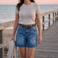👖✨ Bermuda Jeans Feminina com Elastano – Conforto, Bolsos Cargo e Caimento Perfeito para o Verão